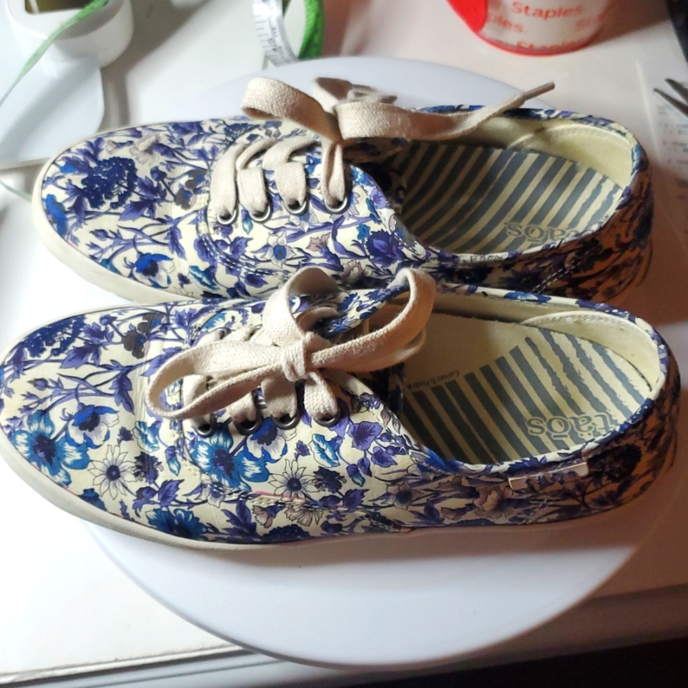Taos Blue & Cream Floral Canvas Sneakers Size 5.5 Or 36